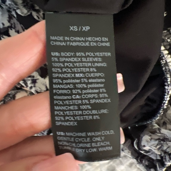 White House Black Market Matte Jersey Floral Surplice Blouse size XS - Picture 12 of 13